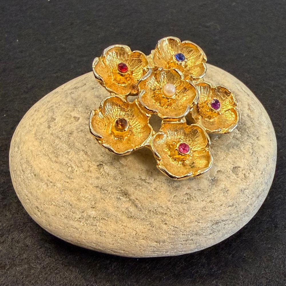 Florenza-Style Vintage Gold Floral Brooch with Gem Accents - Picture 3 of 8